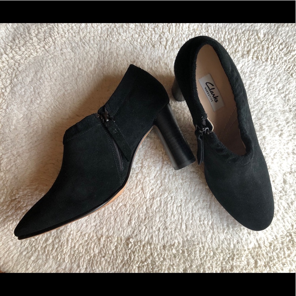 Clarks black suede heel low cut zip booties Sz.7.5